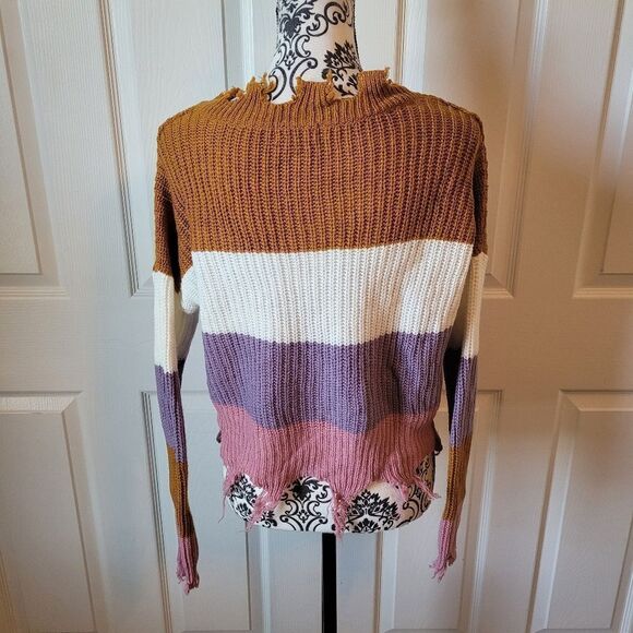 Full Circle Trends Distressed woman's sweater size large - Picture 3 of 6